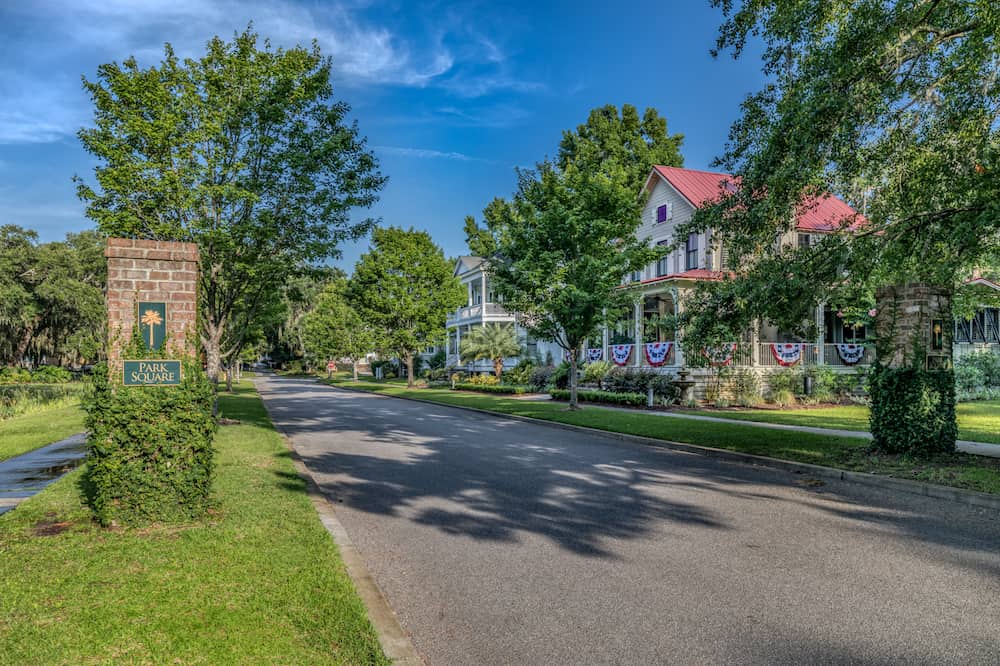 Park square neighborhood entry